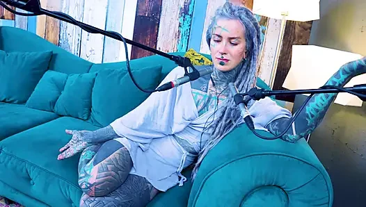 S hakkında konuşuyorum - utanç - asmr podcast sfw konuşuyor gotik sıska kız dreadlocks dövmeli model dövmeli kız
