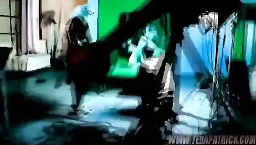 Broken: Sasha Grey, Jenna Haze, Victoria Sin, Kayla Paige, Lisa Daniels, Tommy Gunn'ın yer aldığı sahne 2b