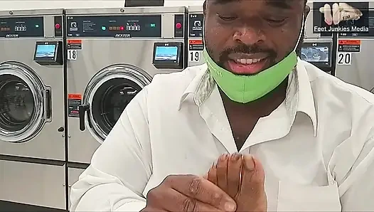 Hemşire Jasmine Doe'nun iş sonrası ateşli kokan ayakları ve çıplak uzun ayak tırnakları