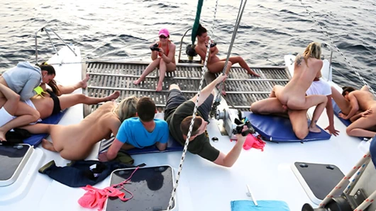 Summer Ride! Arkadaşlar Summersinner'da en iyi hayatlarını yaşayan bir yatta sikişiyor