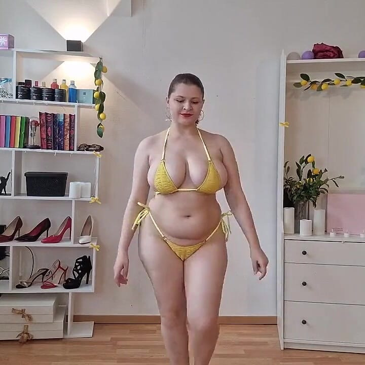 Model podyumda bikinisini kaybediyor kaçarak utanıyor