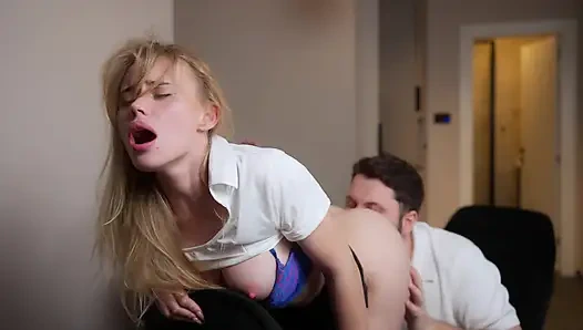 Sekreter Marimoore karısı yan odadayken bir yarağı gırtlağına kadar alıyor ve patronuyla sert seks yapıyor