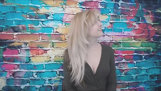 sarışın kız arkadaş asmr