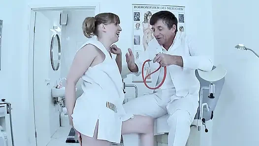 Извращённые секс-игры в кабинете врача