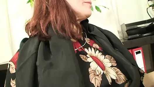 Azgın orta yaşlı seksi kadınlar sırayla yarak emiyor ve sonra amına boşalıyor