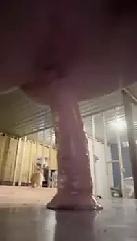 Ateşli evli kadın büyük dildoyla oturuyor
