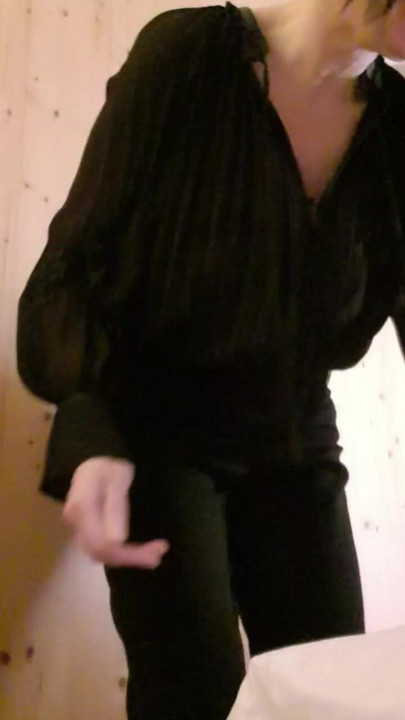 Julie esaret elbisesiyle yemeğe gider