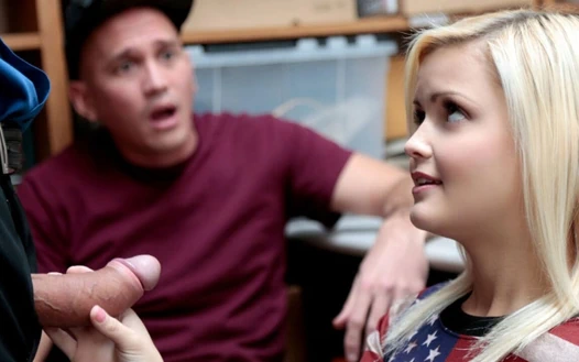 Sarışın kız arkadaş erkek arkadaşının önünde güvenlik görevlisi tarafından sikiliyor