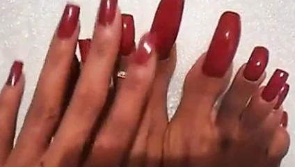 Uzun ayak tırnakları