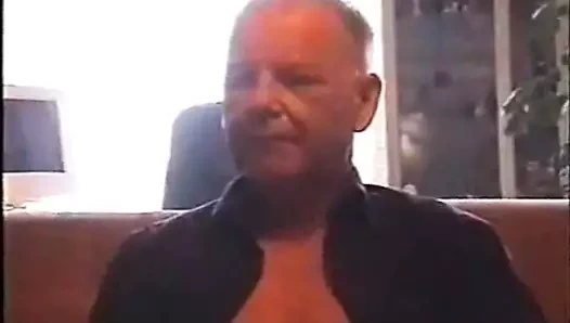 Dedesi kendi aletiyle oynuyor