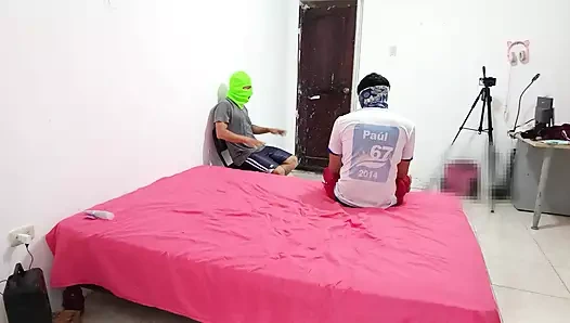 Ne olacağını görmek için bu porno videoyu çekelim! Eğer işler yolunda giderse, sonra gerçekten seks yapacağız.