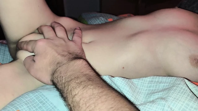 Üvey kız kardeşime yardım ediyorum! Sıkı amcık mastürbasyonu ve meme masajı