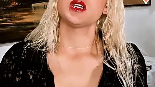 Anne sikişmeden önce sigara içiyor