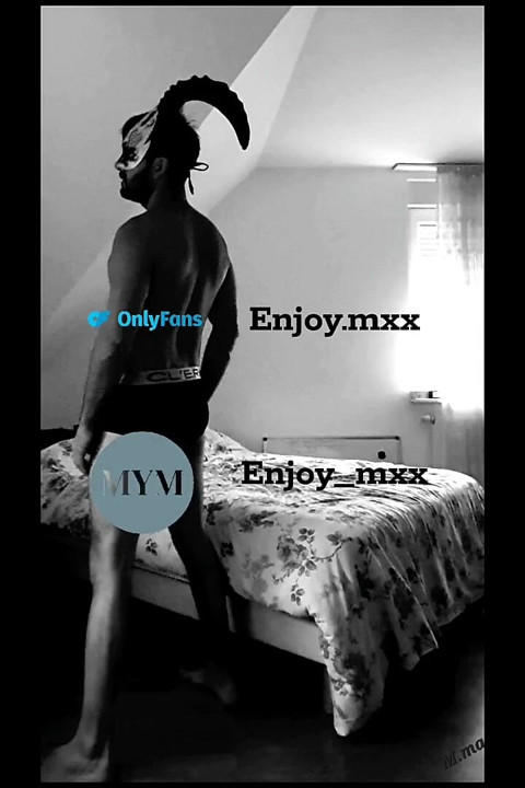 Fransız orta yaşlı seksi kadın tüm pozisyonlarda götten sikiliyor