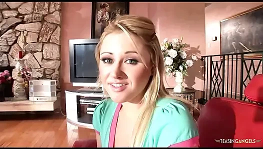 Yoğun genç kızın ortasında sarışın hatun büyük bir fışkırtma orgazmı yaşıyor