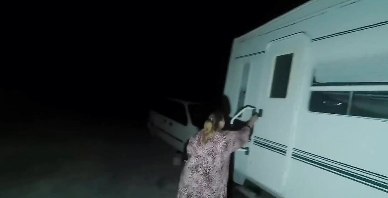 Ahlaksız bir karavanda sikişiyor