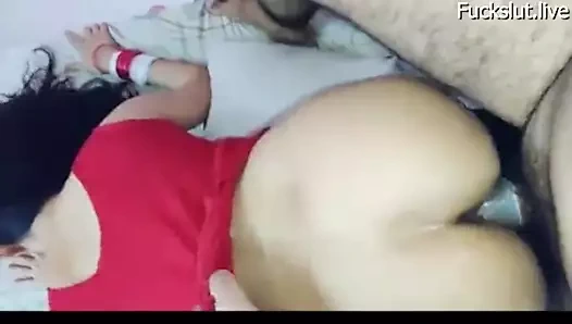 Hintli koca ne apni evli kadın ki gand mari prezervatif laga ke