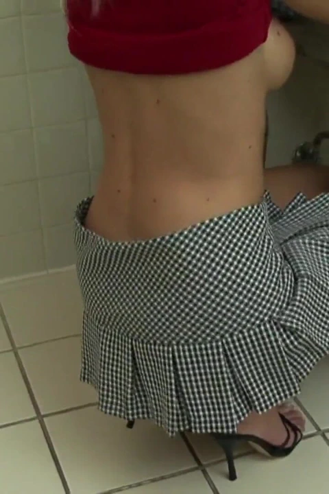 Barbi benzin istasyonu tuvaletinde yarakla emiyor