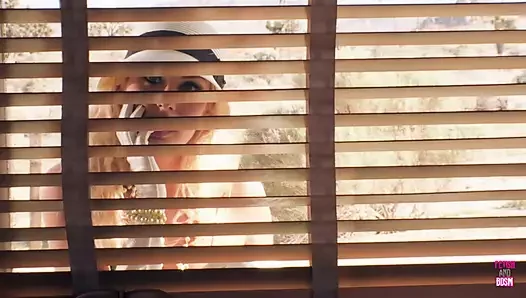 Küçük memeli ve büyük memeli bazı kızlar amcıklarını erkeklere çarpıyor