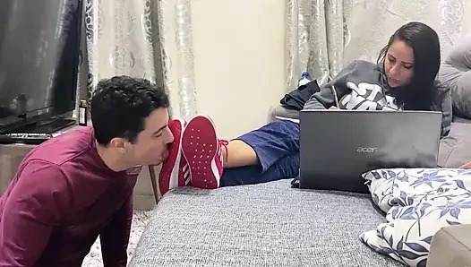 Kiffa spor ayakkabılarını yalarken ayak kölesini görmezden geliyor