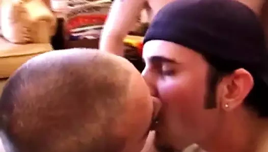 3 meraklı erkek emmek ve inme