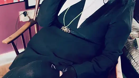 Wednesday addams, tina snua, chain saten eldivenle 2 sigara içiyor - sigara içen kadın sürükleniyor omi ome ucunu kuyruğuna sokuyor