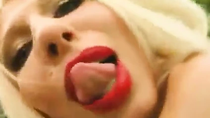 Muhteşem sarışın kendisi ile oynuyor