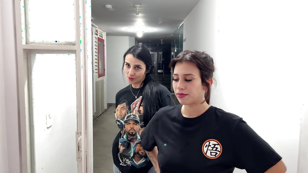 Lezbiyen tomboy üçlü büyük beyaz bir popo yiyor