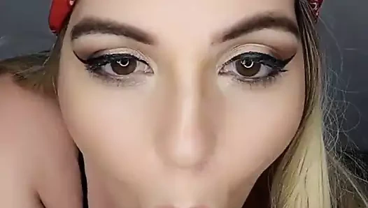 Güzel sarışın genç kız