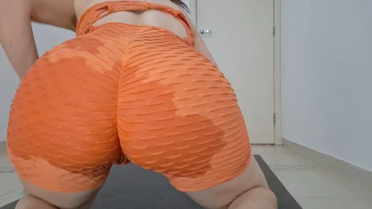 Isırıyor ve vücudumu tigh kıyafetleriyle gösteriyorum