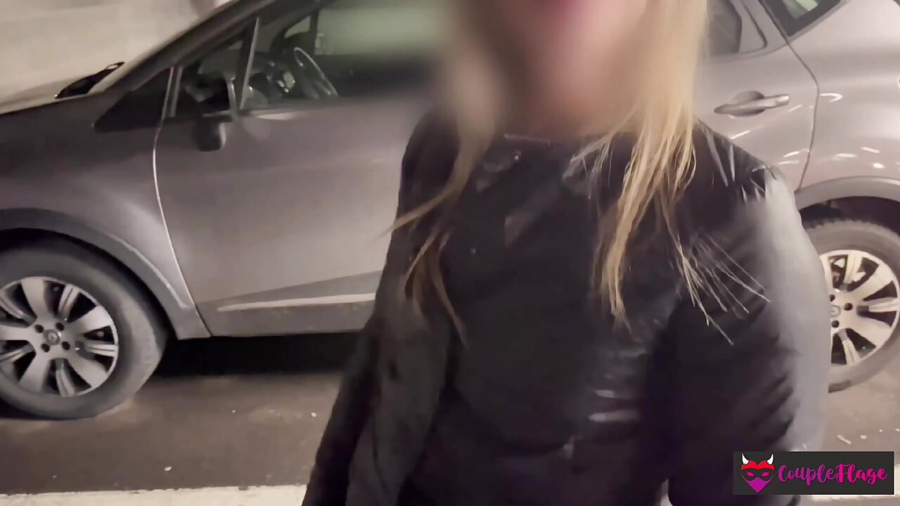 Alışveriş merkezinde bir sarışın alıp otoparkta işimi bitiriyorum