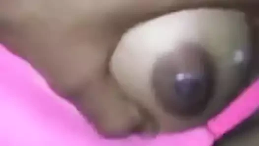 Sütlü göğüsler basın zorlukla ve sikme zekâ ses