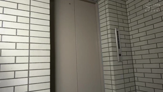 Ahlaksız genç üvey kız kardeş üvey erkek kardeşinin dairesini ziyaret ediyor. 2