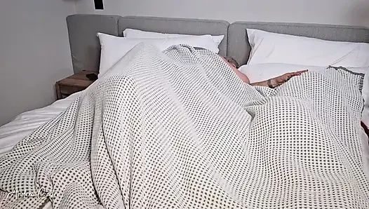 Kocam sikini olgun arkadaşıma sokuyor ve sonunda ilk üçlü seksimizi yapıyoruz - Andrea Castro, Monique Fuentes ve Zack Wh