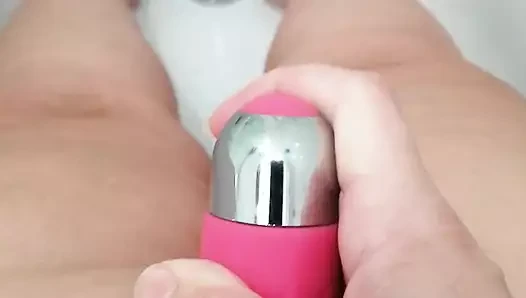 Olgun orta yaşlı seksi kadın kitty queen vibratörüyle banyoda - gerçek orgazm için ev yapımı gerçek iri güzel pawg mastürbasyonu