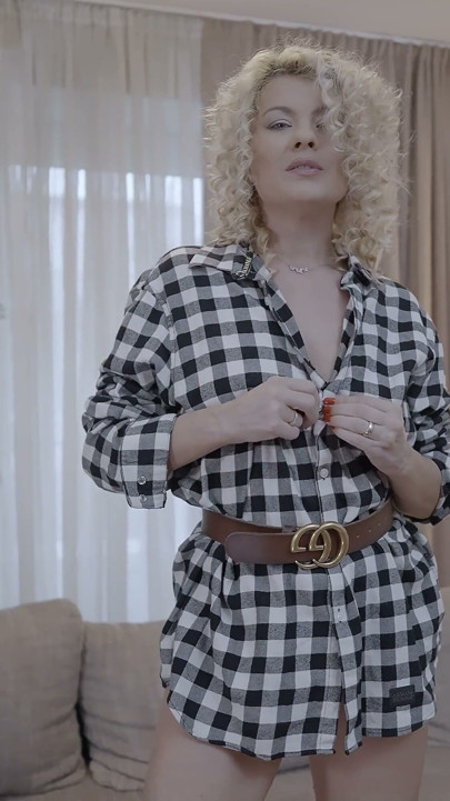 Kıvırcık sarışın orta yaşlı seksi kadın onu yağlanmış ayaklarla sağıyor