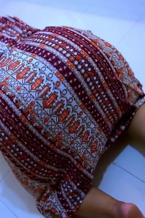 Güzel Mısırlı ateşli üvey anne masanın içine sıkıştı şimdi benden sert anal istiyor!