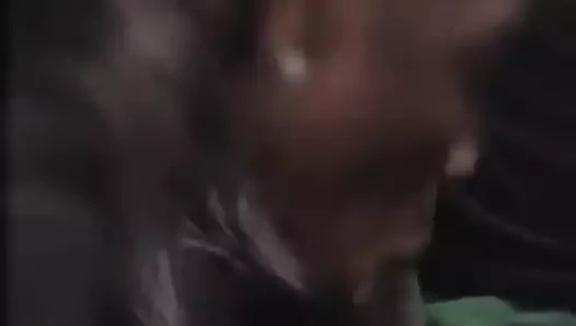 Büyük dudaklı zenci bana arka koltukta becerilerini göstermek istedi