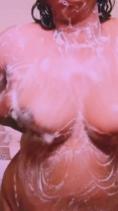 "Villege teyze banyo yapıyor ve Telugu'nun edepsiz konuşmalarını parmaklıyor"dan büyüleyici bir an.