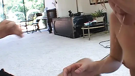 Ateşli esmer büyük siyah yarağı emiyor ve biniyor