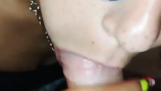 Harika sakso, ağza ve yüze boşalma