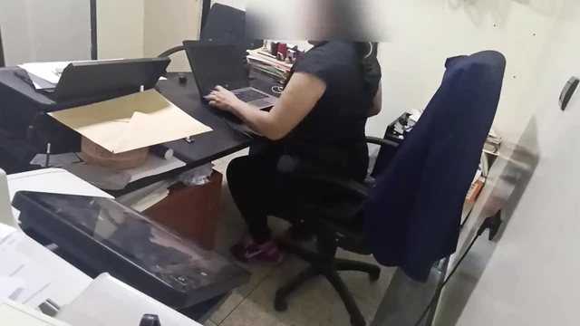 Хардкорный офисный секс с возбужденным боссом, часть 1