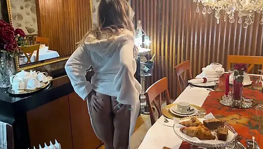 Üvey erkek kardeşim ve ben akşam yemeğinden önce sikiştik, iki parmak götten yukarı