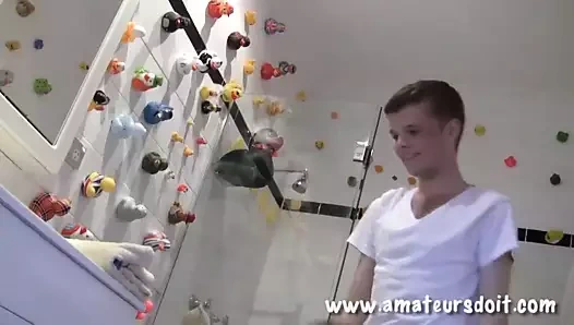 Aussie Amateur Arthur: Cute Skinny Hairy Dude Jerks Off