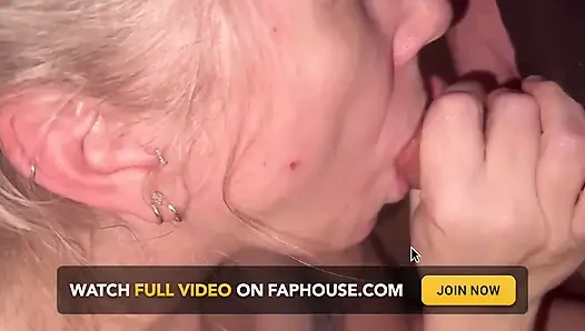 Evli kadın sana harika bir sakso çekiyor, büyük dölünü ağzına alıyor