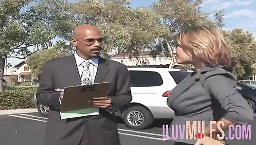 Büyük memeli orta yaşlı seksi kadın ofiste patronuyla sikişiyor