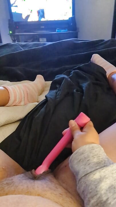 Ev arkadaşları yan odada parti yaparken neredeyse boşalıyor ve porno izlerken yakalanıyor