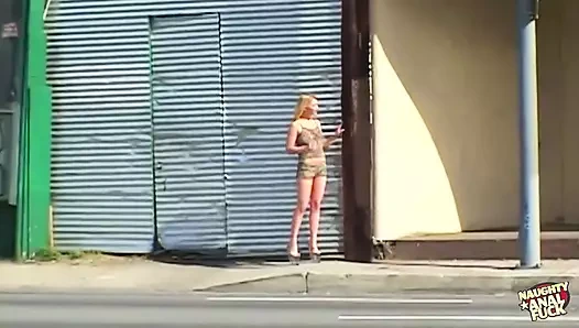 Dili ve amcığı pirsingli sarışın domaltmalı ve kovboy kız tarzında büyük yarağı seviyor