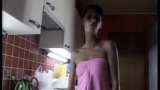 Sıska Alman fahişe doğada yarağa biniyor