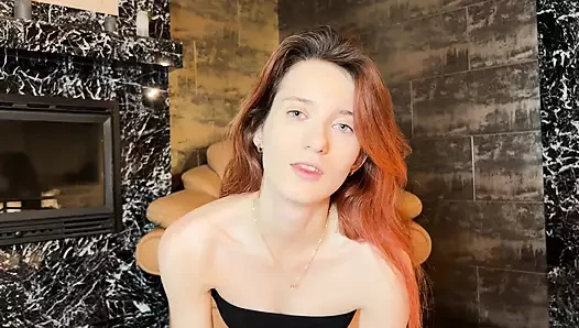 Çoraplı kızıl saçlı yeni oyuncağını deniyor
